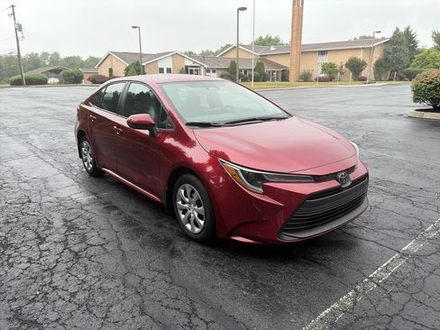 Used 2025 Toyota Corolla LE FWD image 3