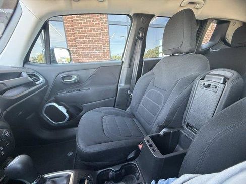 Used 2018 Jeep Renegade Latitude FWD image 26