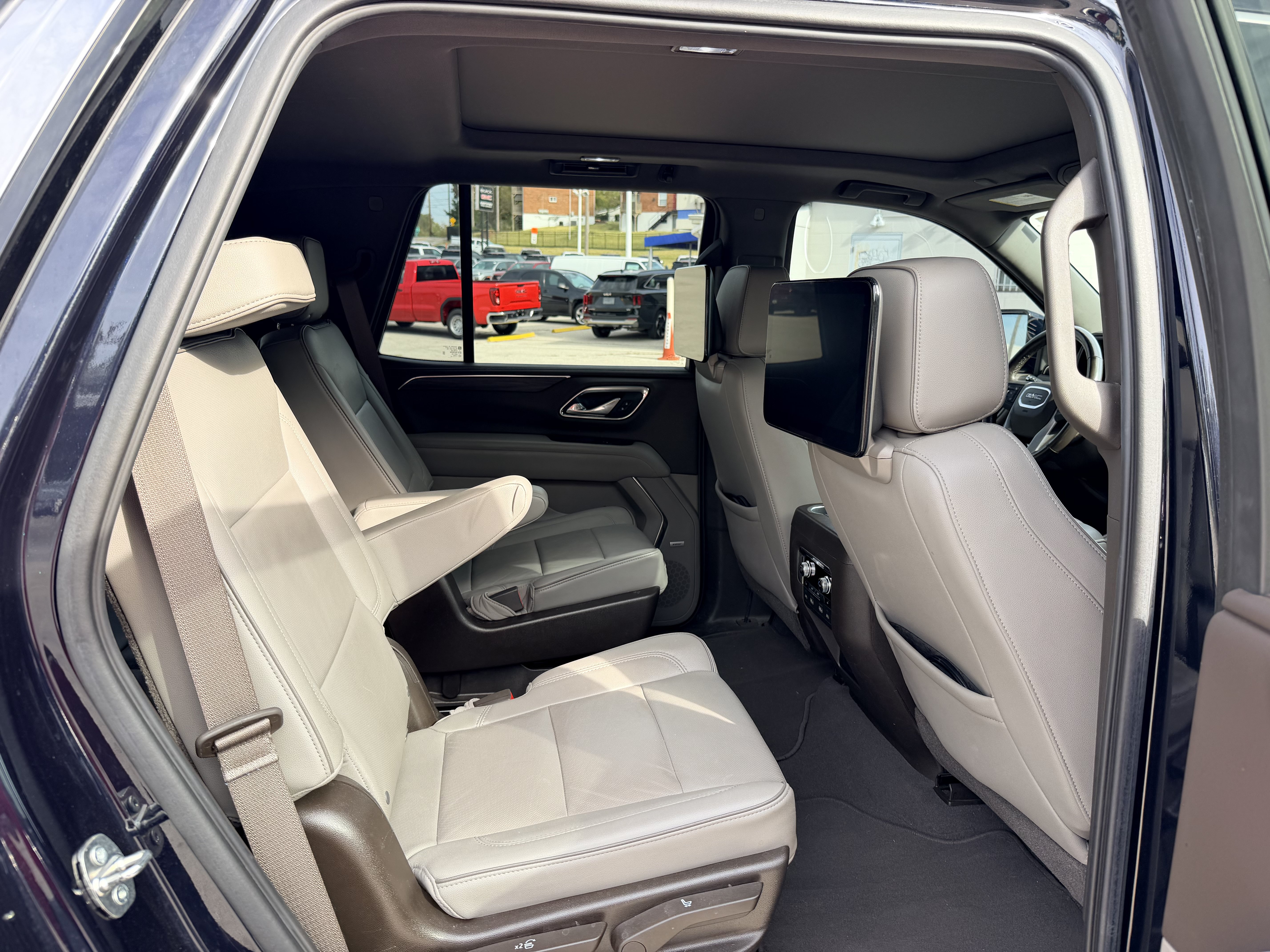 Used 2021 GMC Yukon SLT w/ SLT Premium Package AWD/4WD image 9