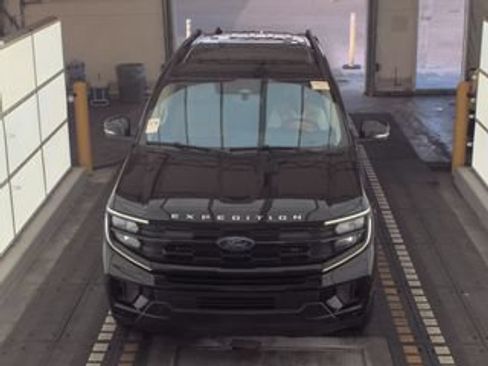 Used 2025 Ford Expedition Active AWD/4WD image 8