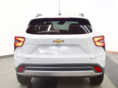 Used 2025 Chevrolet Trax LT w/ LT Convenience Package FWD image 6