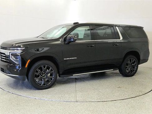 Used 2025 Chevrolet Suburban LT w/ Comfort Package AWD/4WD image 5