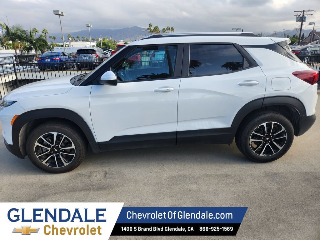 Used 2025 Chevrolet TrailBlazer LT FWD image 3