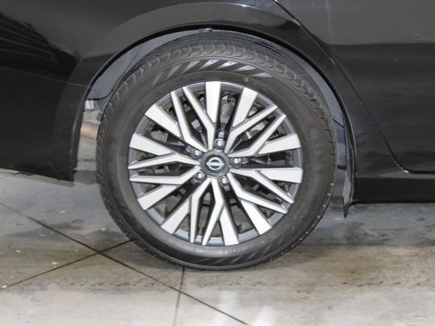 Used 2024 Nissan Altima 2.5 SV FWD image 13
