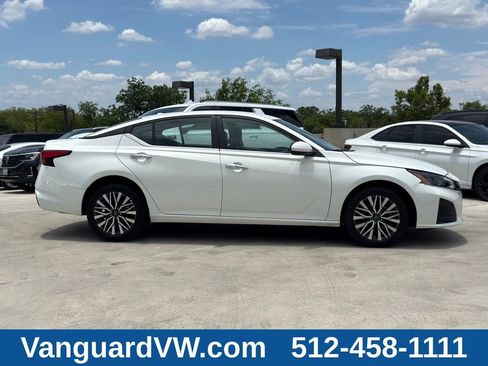 Used 2025 Nissan Altima 2.5 SV AWD/4WD image 6