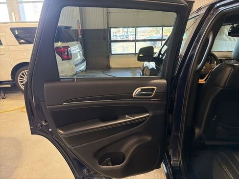 Used 2017 Jeep Grand Cherokee Limited image 11