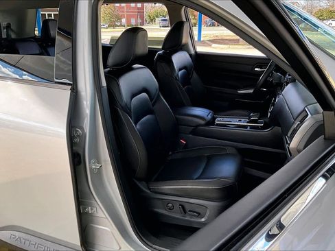 Used 2025 Nissan Pathfinder SL image 8