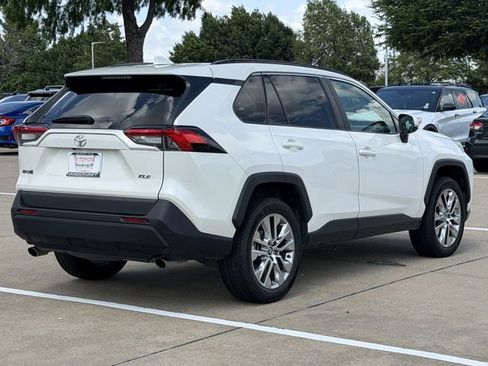 Used 2021 Toyota RAV4 XLE Premium FWD image 4