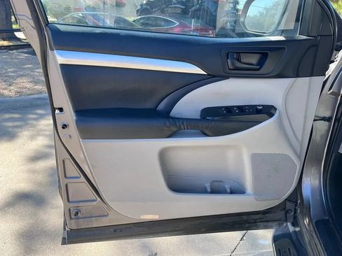 Used 2015 Toyota Highlander Plus FWD image 32