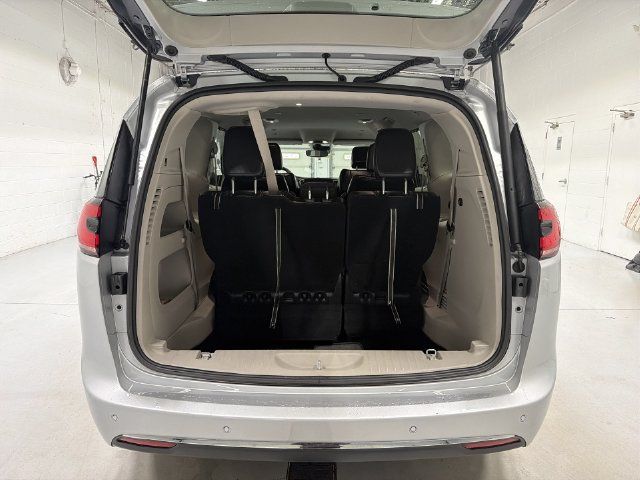 Used 2024 Chrysler Pacifica Touring-L FWD image 15