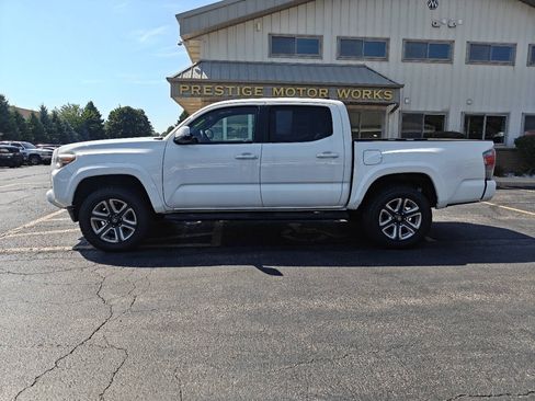 Used 2016 Toyota Tacoma Limited w/ Exterior Package AWD/4WD image 2