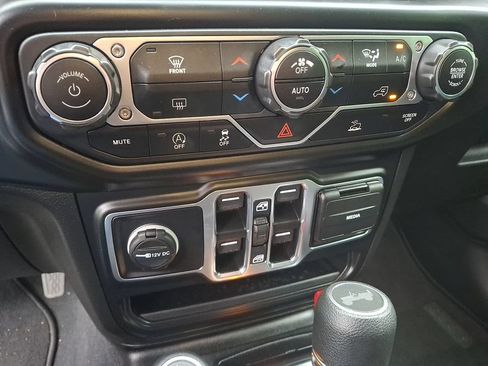 Used 2022 Jeep Wrangler Unlimited Sahara AWD/4WD image 15