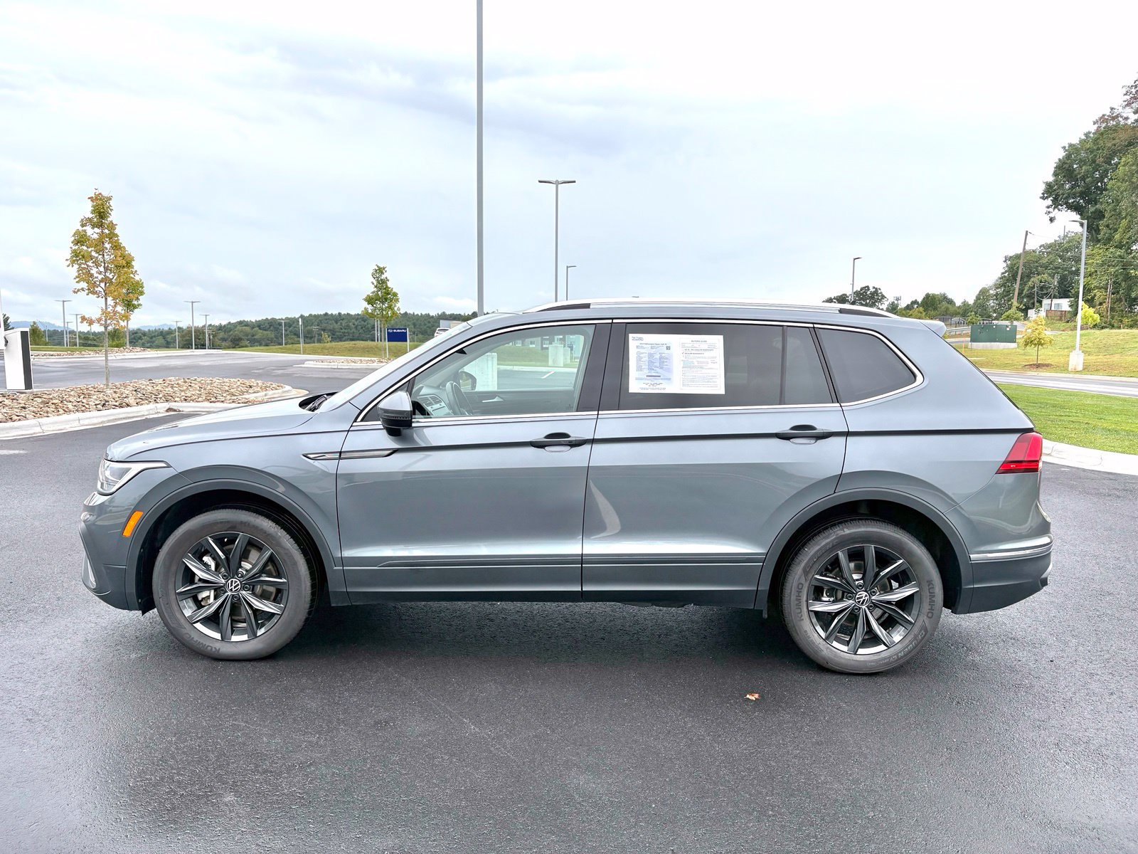 Used 2024 Volkswagen Tiguan SE AWD/4WD image 4