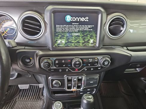 Used 2018 Jeep Wrangler Unlimited Sahara AWD/4WD image 19