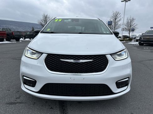 Used 2024 Chrysler Pacifica Touring-L image 11