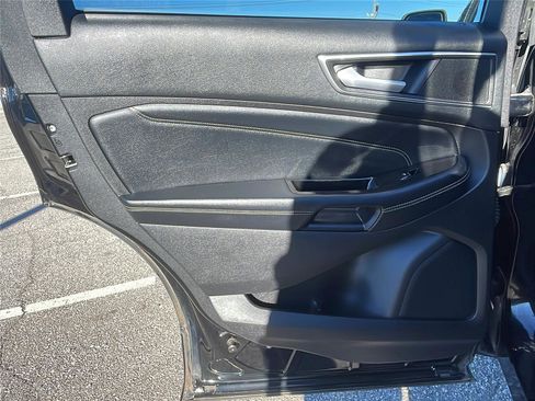 Used 2016 Ford Edge Titanium w/ Technology Package image 17