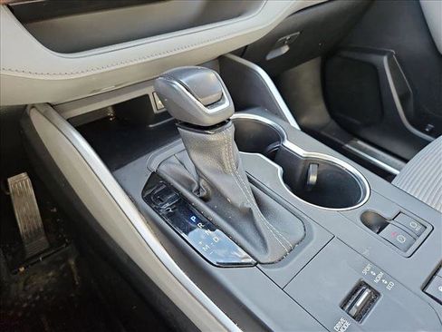 Used 2022 Toyota Highlander LE image 12