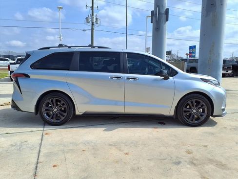 Used 2025 Toyota Sienna XSE w/ XSE Plus Package image 5