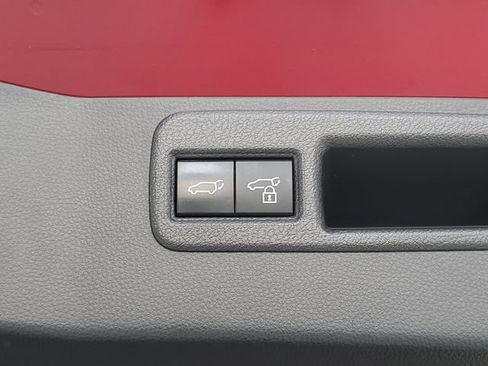 Used 2024 Toyota Venza LE AWD/4WD image 11