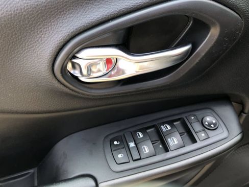 Used 2020 Jeep Cherokee Trailhawk w/ Cold Weather Group AWD/4WD image 13