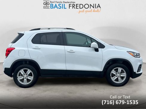 Used 2022 Chevrolet Trax LT w/ LT Convenience Package image 6