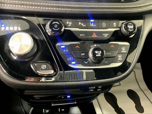 Used 2020 Chrysler Pacifica Limited w/ Advanced Safetytec Group FWD image 34