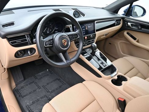 Certified 2025 Porsche Macan AWD/4WD image 4