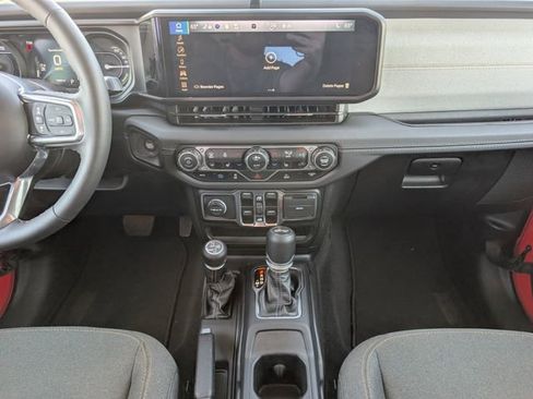 Used 2025 Jeep Wrangler Unlimited Sahara image 7