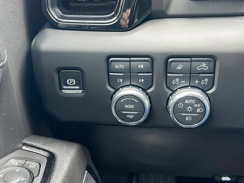 Used 2025 GMC Sierra 2500 AT4X AWD/4WD image 33