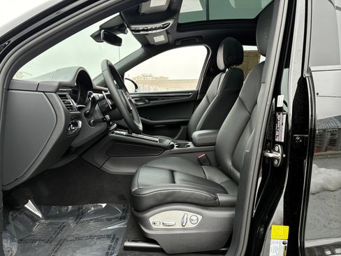 Certified 2026 Porsche Macan AWD/4WD image 4