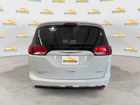 Used 2018 Chrysler Pacifica Limited image 4
