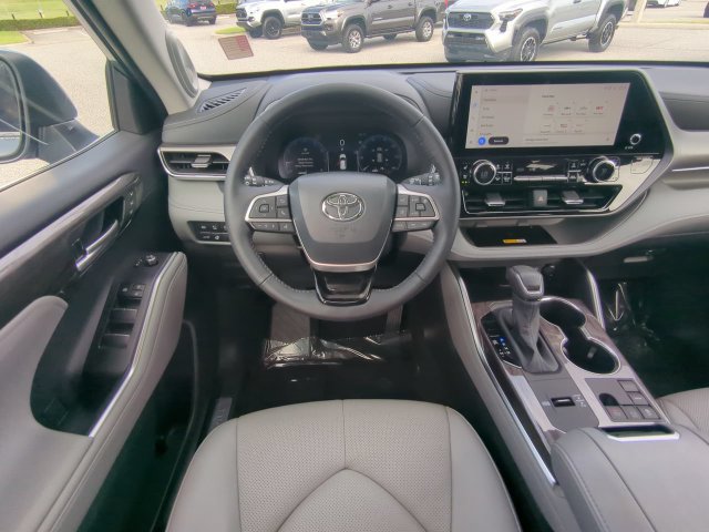 Used 2024 Toyota Highlander Limited FWD image 19