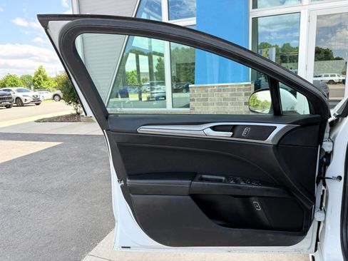 Used 2019 Ford Fusion SE FWD image 11