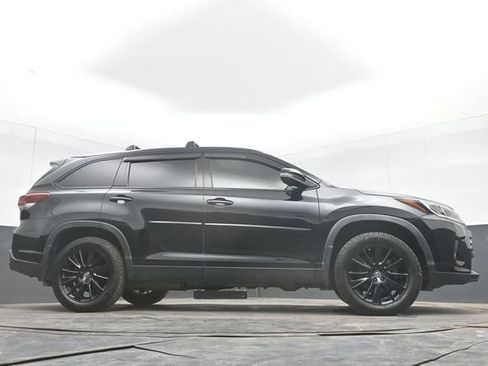 Used 2019 Toyota Highlander SE w/ Nightshade Edition FWD image 52