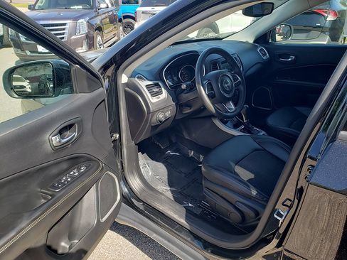 Used 2019 Jeep Compass Latitude w/ Cold Weather Group AWD/4WD image 9