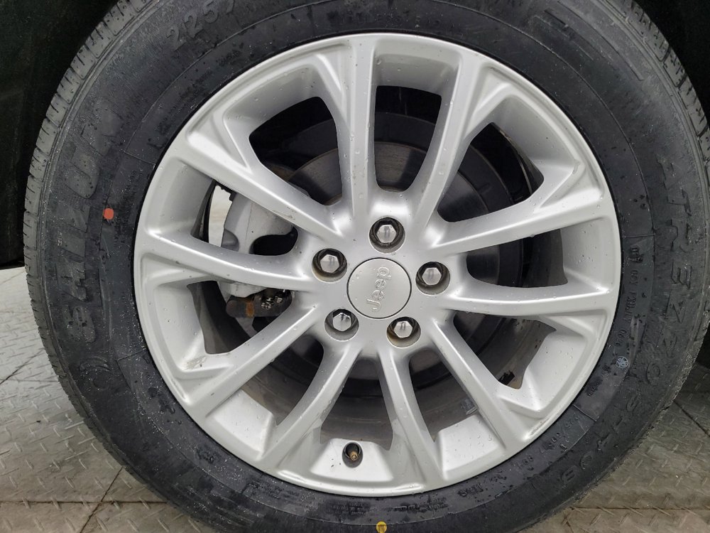 Used 2019 Jeep Cherokee Latitude w/ Popular Appearance Group FWD image 31