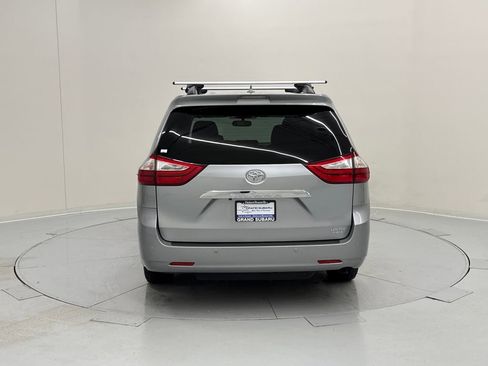 Used 2017 Toyota Sienna AWD image 4