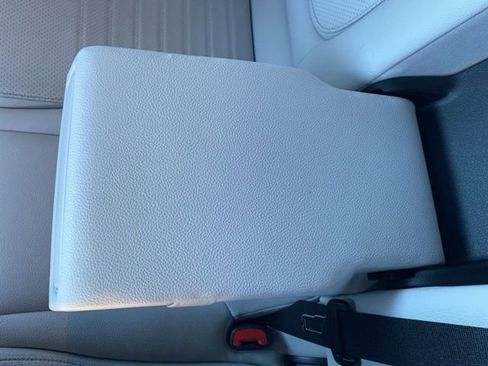 Used 2025 Mercedes-Benz GLC 300 4MATIC image 36