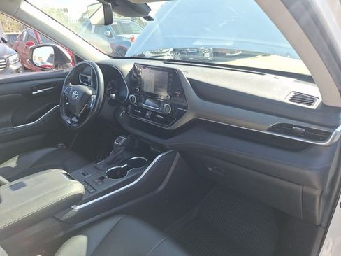 Used 2020 Toyota Highlander XLE FWD image 19