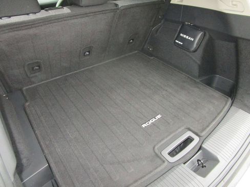 Used 2023 Nissan Rogue SV image 12