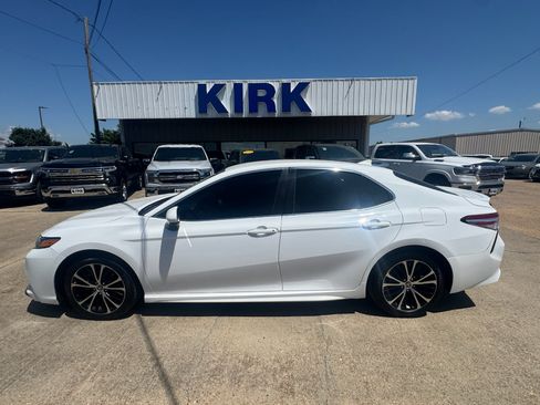 Used 2020 Toyota Camry SE FWD image 2