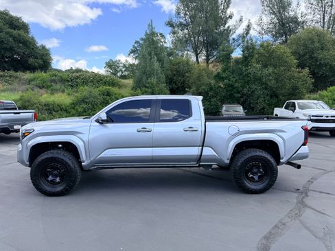 Used 2026 Toyota Tacoma SR5 AWD/4WD image 1