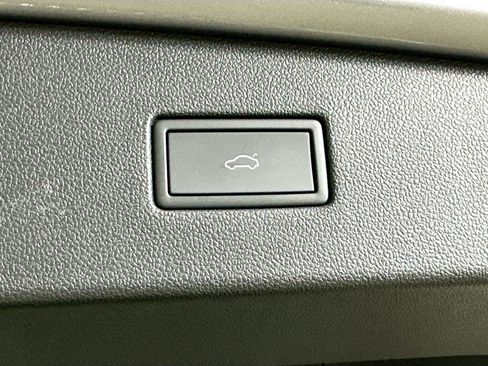 Used 2022 Volkswagen Tiguan SE image 46