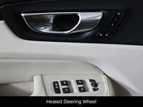 Used 2021 Volvo XC60 T5 Momentum w/ Premium Package image 18