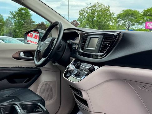 Used 2017 Chrysler Pacifica Touring-L FWD image 11