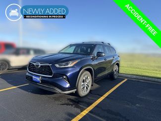 Used 2021 Toyota Highlander XLE AWD/4WD video 1