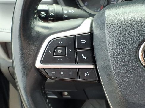 Used 2022 Toyota Highlander LE AWD/4WD image 19