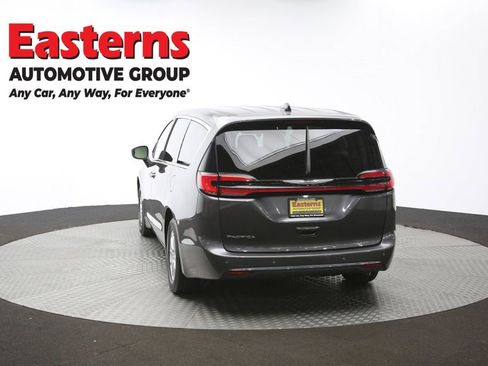 Used 2023 Chrysler Pacifica Touring-L image 40