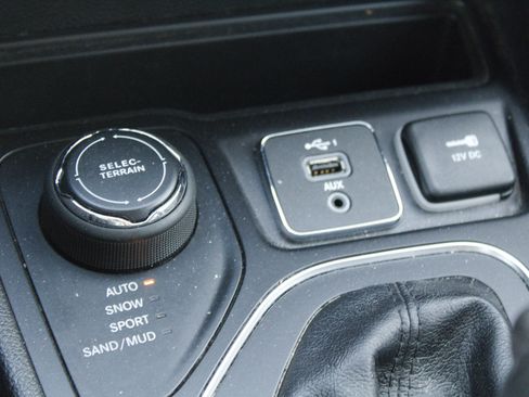 Used 2019 Jeep Cherokee Latitude Plus w/ Comfort/Convenience Group AWD/4WD image 21