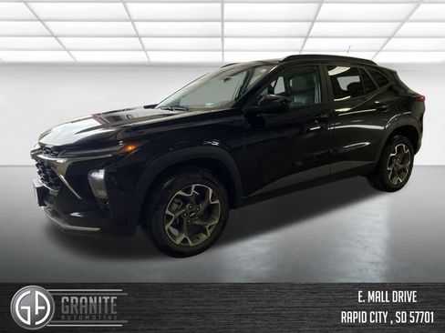 Used 2025 Chevrolet Trax LT FWD image 1